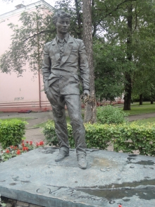 Статуя Александра Вампилова у Иркутского драмтеатра