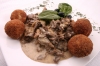 Корейка теленка с белыми грибами в сливочном соусе с картофельными крокетами
