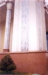 колонна из мрамора, фасад из гранита