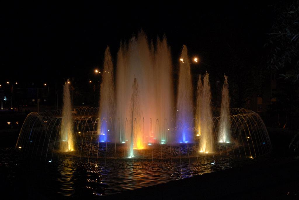 Фонтаны на площади ленина